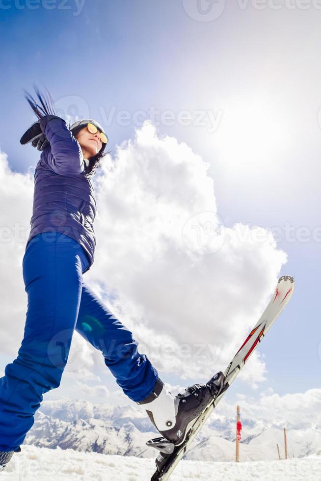 Une jeune femme caucasienne heureuse et excitée a étendu les mains en l'air pour une photo sur les réseaux sociaux. vacances de ski capture médias sociaux fond vertical promo vertical