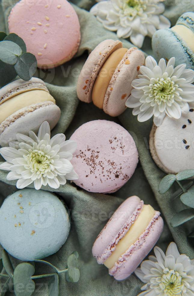 beaux macarons savoureux colorés sur fond textile photo