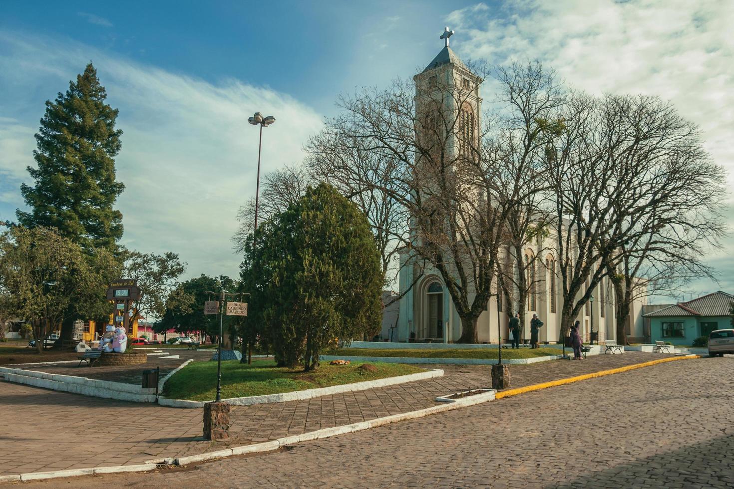 cambara do sul, brésil - 19 juillet 2019. charmante place jardinée et petite église aux beaux jours à cambara do sul. une petite ville rurale du sud du brésil avec des attractions touristiques naturelles étonnantes. photo