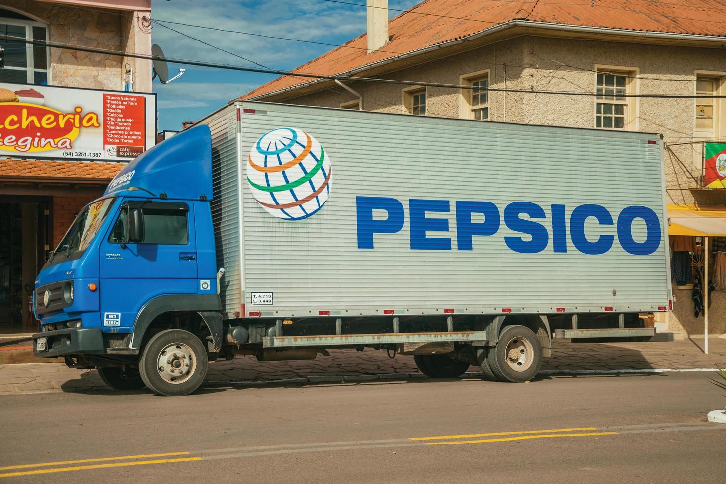 cambara do sul, brésil, 19 juillet 2019. marque pepsico peinte sur le côté d'un camion dans une rue en pierre de cambara do sul. une ville avec des attractions touristiques naturelles étonnantes. photo