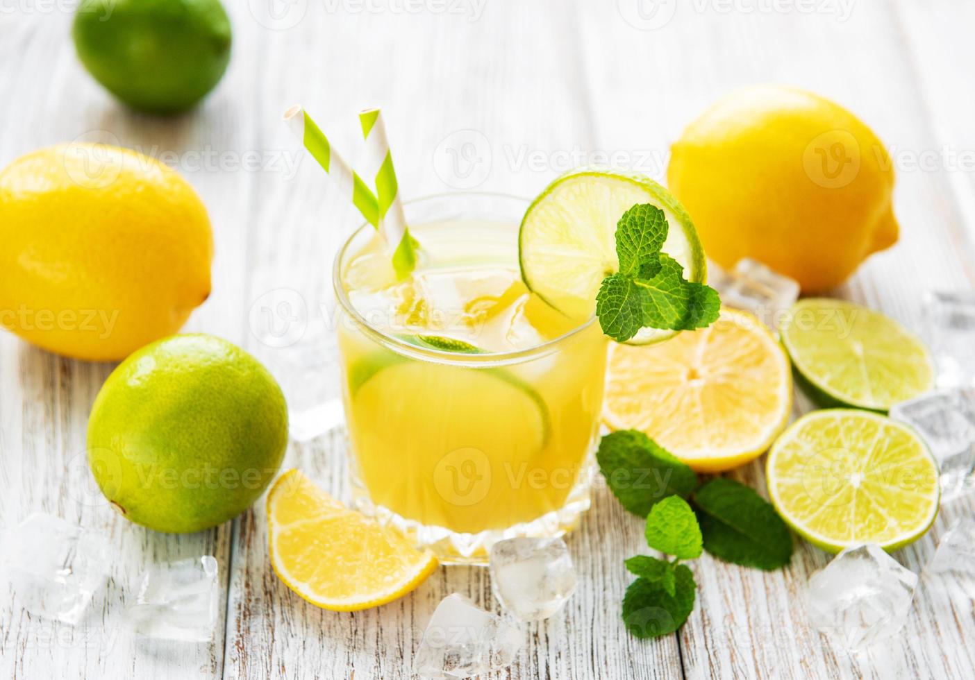 verre avec du jus de citron frais photo