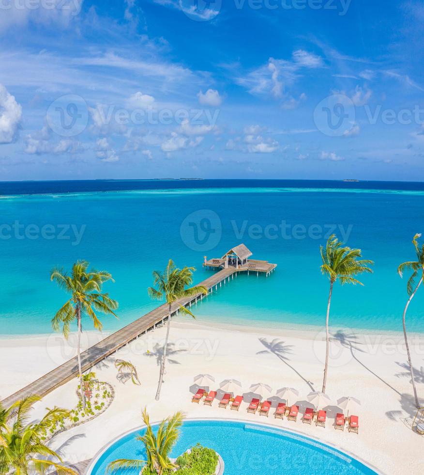 paysage aérien parfait, complexe tropical de luxe ou hôtel avec villas sur l'eau et magnifiques paysages de plage. vue imprenable sur les yeux des oiseaux aux maldives, paysage marin vue aérienne sur les maldives photo