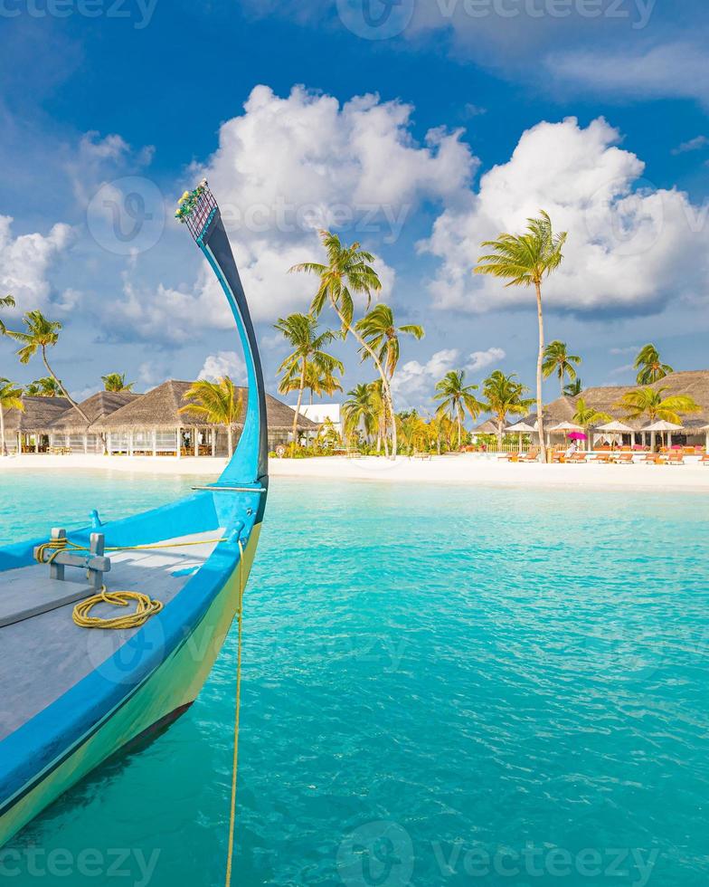 conception inspirante de la plage des maldives. dhoni de bateau traditionnel des maldives et mer bleue parfaite avec lagon. vue paradisiaque de l'hôtel de villégiature tropicale de luxe. côte idyllique, rivage de sable blanc, palmiers photo