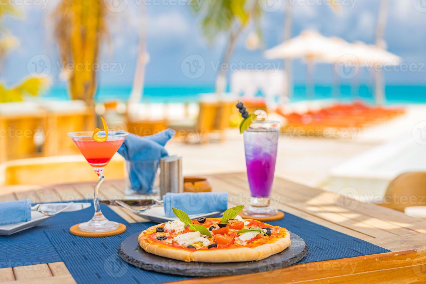 hôtel de luxe au bord de la piscine, restaurant en plein air sur la plage, l'océan et le ciel, café de l'île tropicale, tables, nourriture. vacances d'été ou vacances, voyage en famille. palmiers, piscine à débordement, cocktails, relax photo