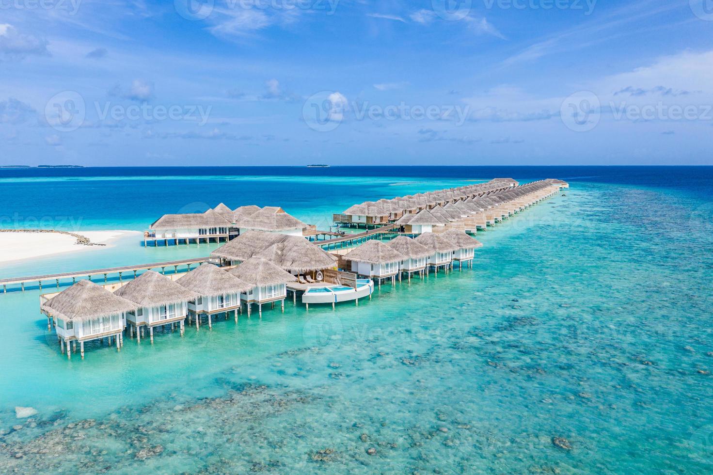 paysage aérien parfait, complexe tropical de luxe ou hôtel avec villas sur l'eau et magnifiques paysages de plage. vue imprenable sur les yeux des oiseaux aux maldives, paysage marin vue aérienne sur les maldives photo