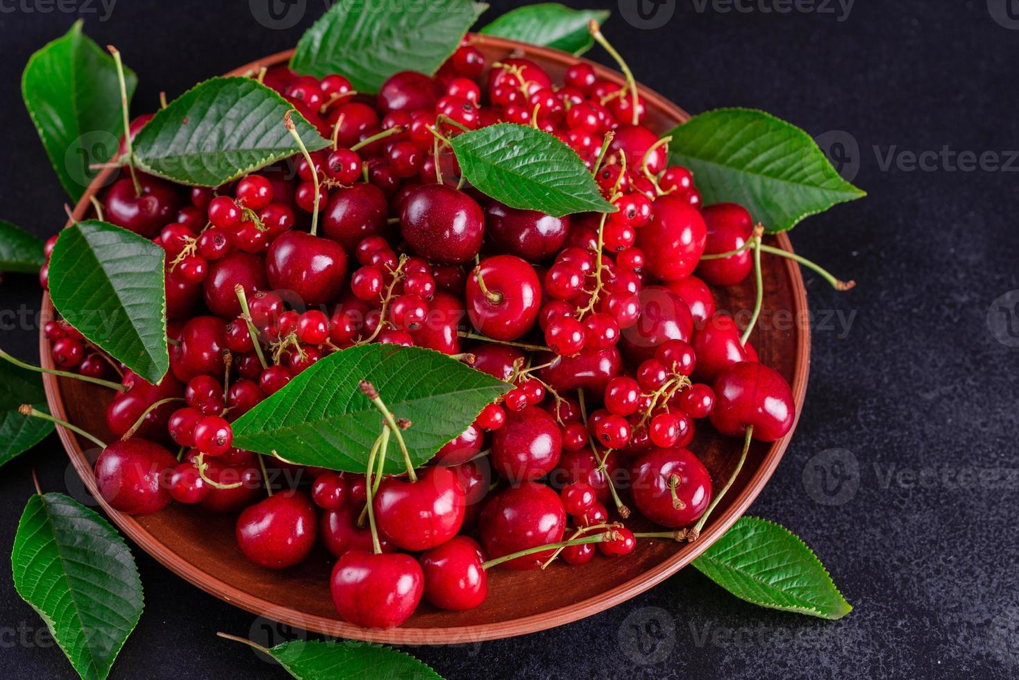 cerises délicieuses fraîches de la récolte fraîche photo