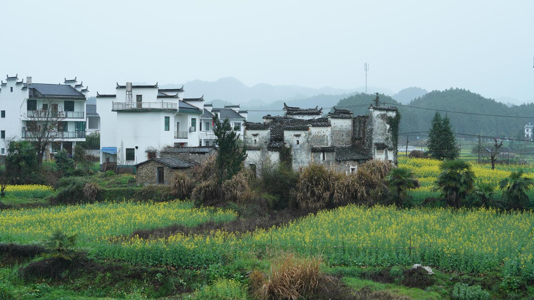 la belle et ancienne vue sur le village chinois traditionnel avec les montagnes qui l'entourent situé dans la campagne du sud de la chine photo