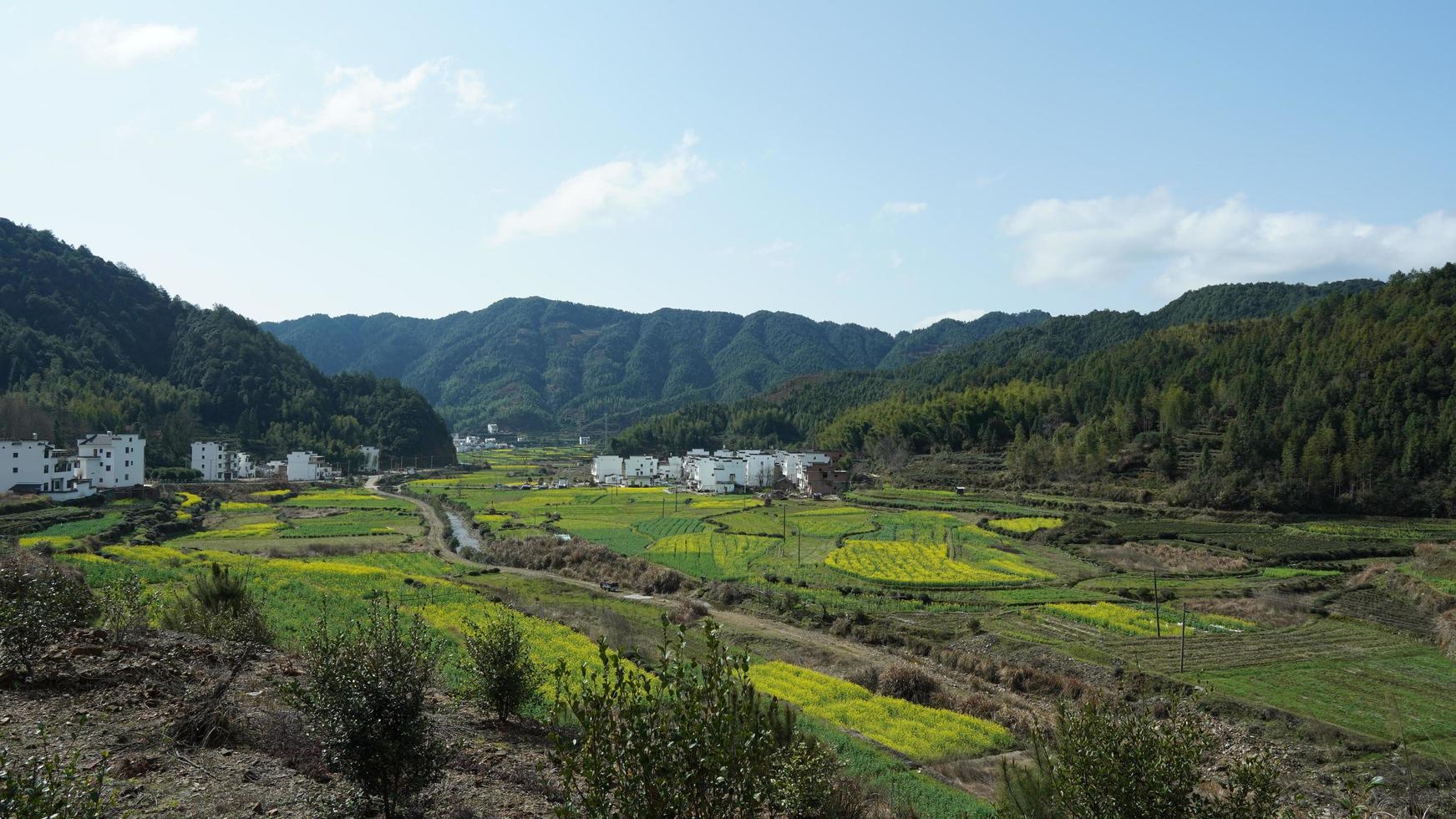 la belle et ancienne vue sur le village chinois traditionnel avec les montagnes qui l'entourent situé dans la campagne du sud de la chine photo