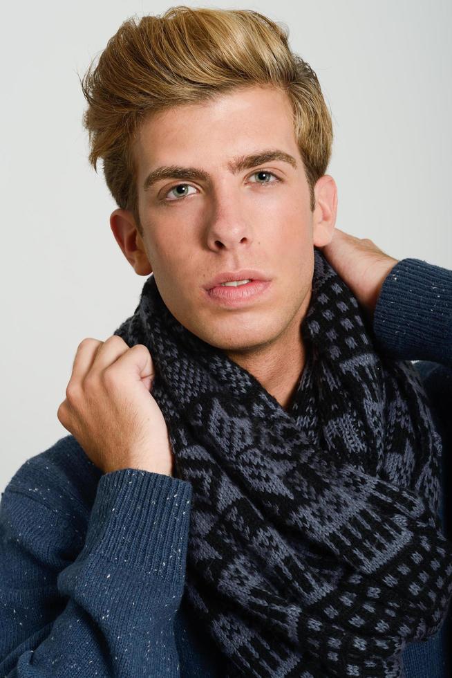 Portrait d'un bel homme blond portant un foulard photo