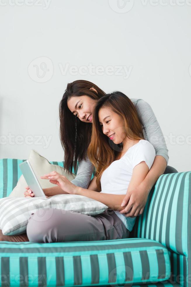 Heureuse Jeune Femme Assise Sur Un Canapé à La Maison à L'aide D