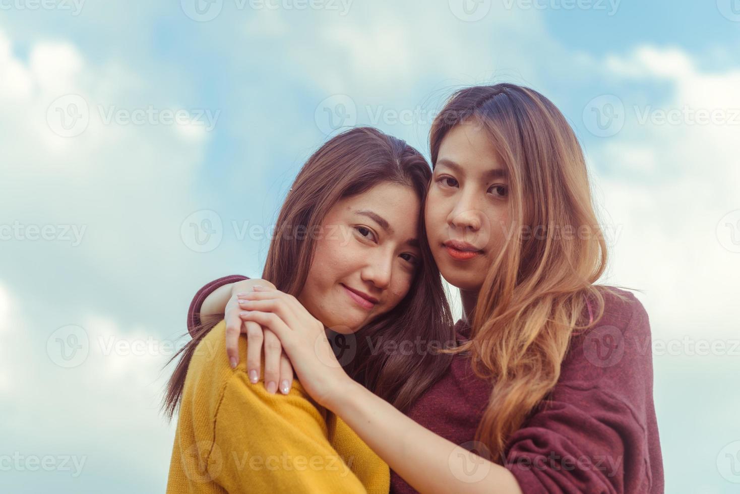 les femmes lesbiennes lgbt couplent des moments de bonheur. les femmes lesbiennes couplent ensemble le concept de plein air. couple de lesbiennes embrassé ensemble relation tomber amoureux. deux femmes asiatiques s'amusant ensemble sur le toit. photo