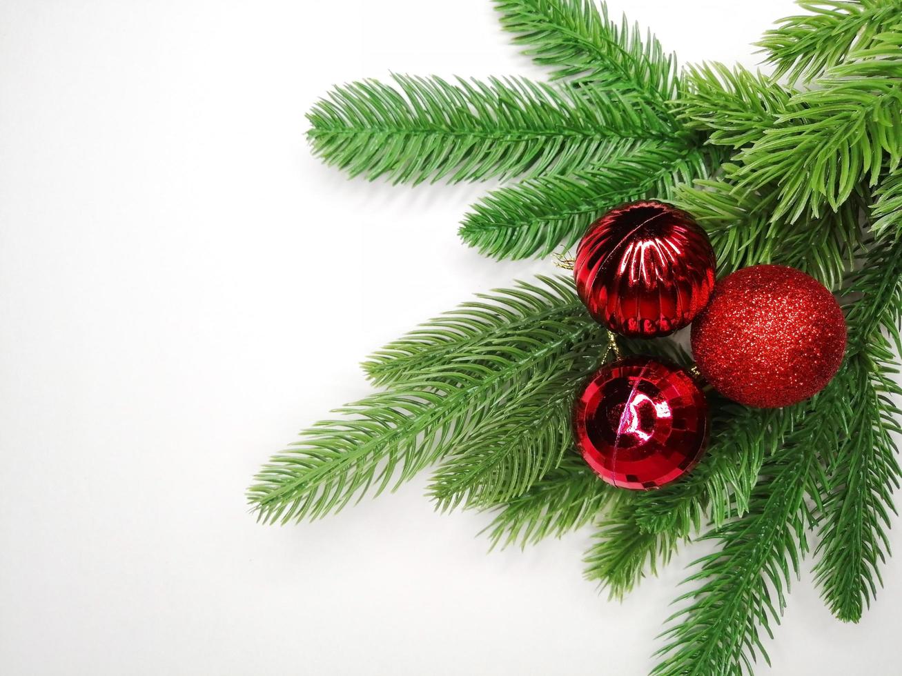 brin d'épinette et jouets rouges - place pour le texte. Noël photo