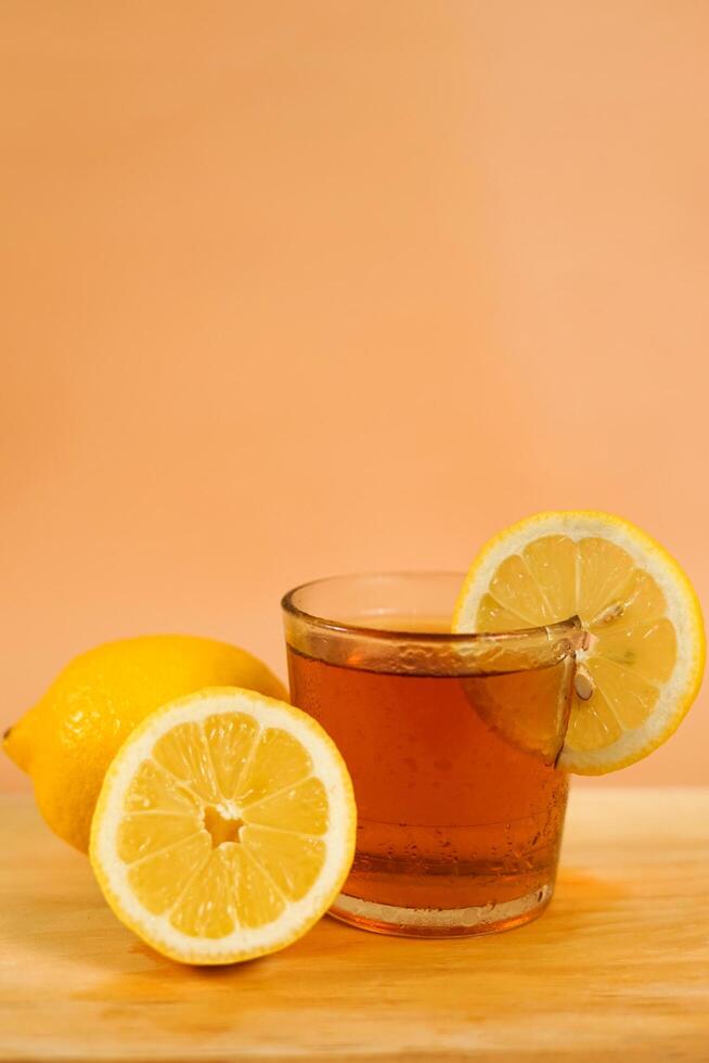 une tasse de thé décorée d'oranges tranchées autour photo