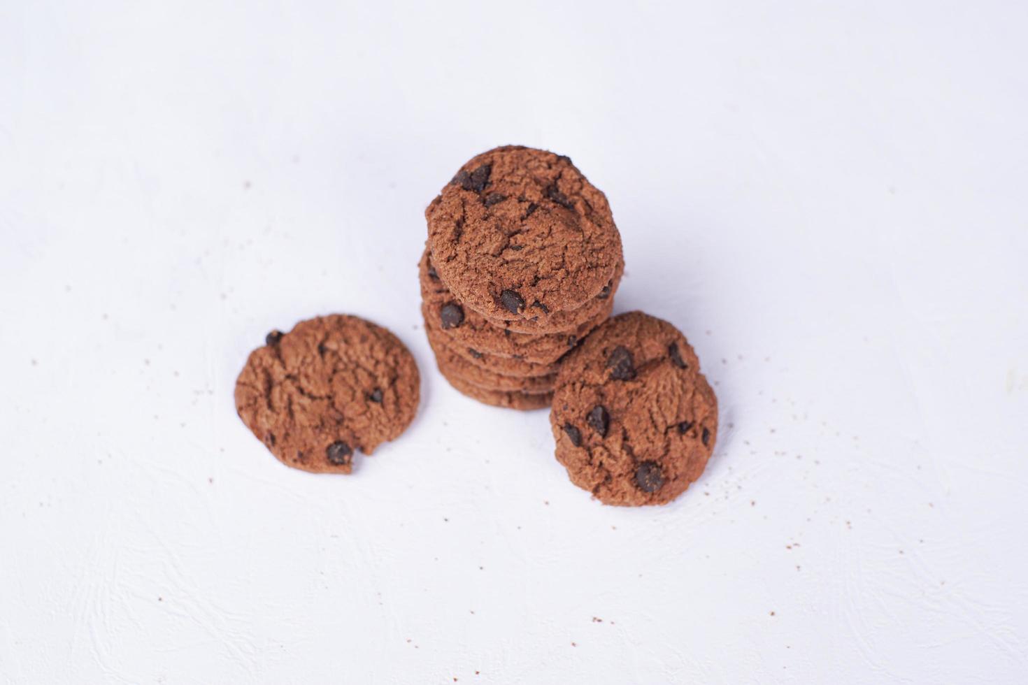 biscuits au chocolat sur une table blanche photo