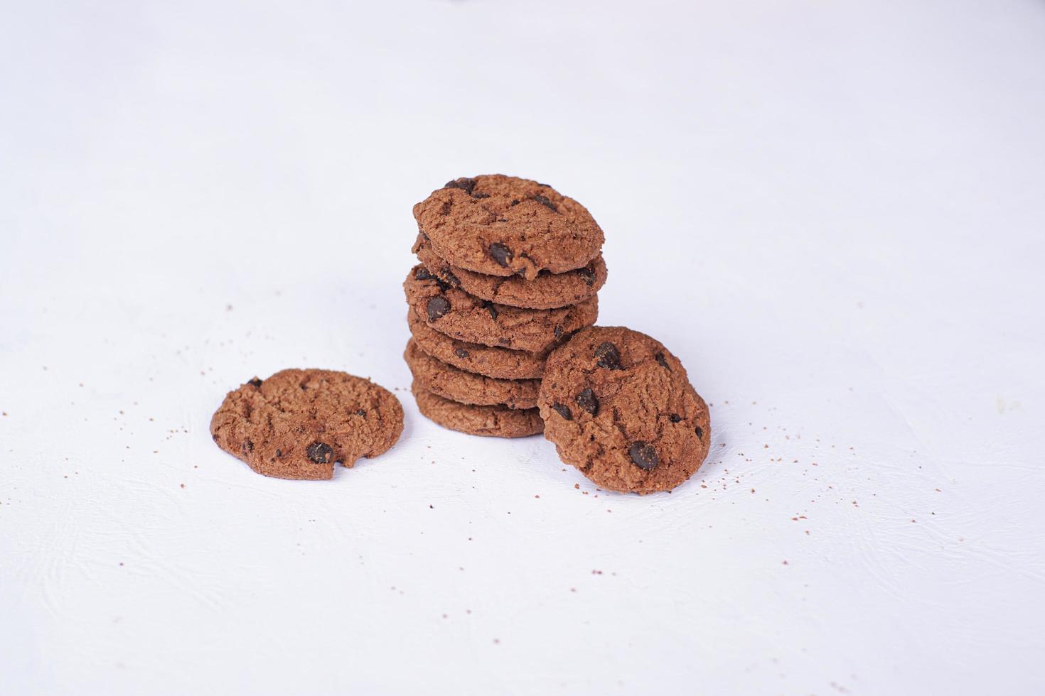 biscuits au chocolat sur une table blanche photo