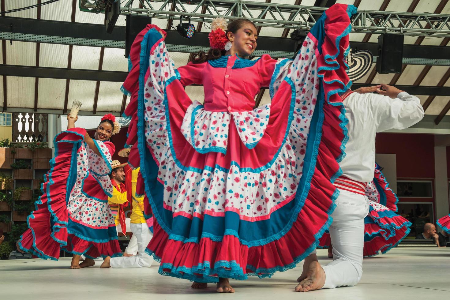 danseurs folkloriques colombiens exécutant une danse typique photo