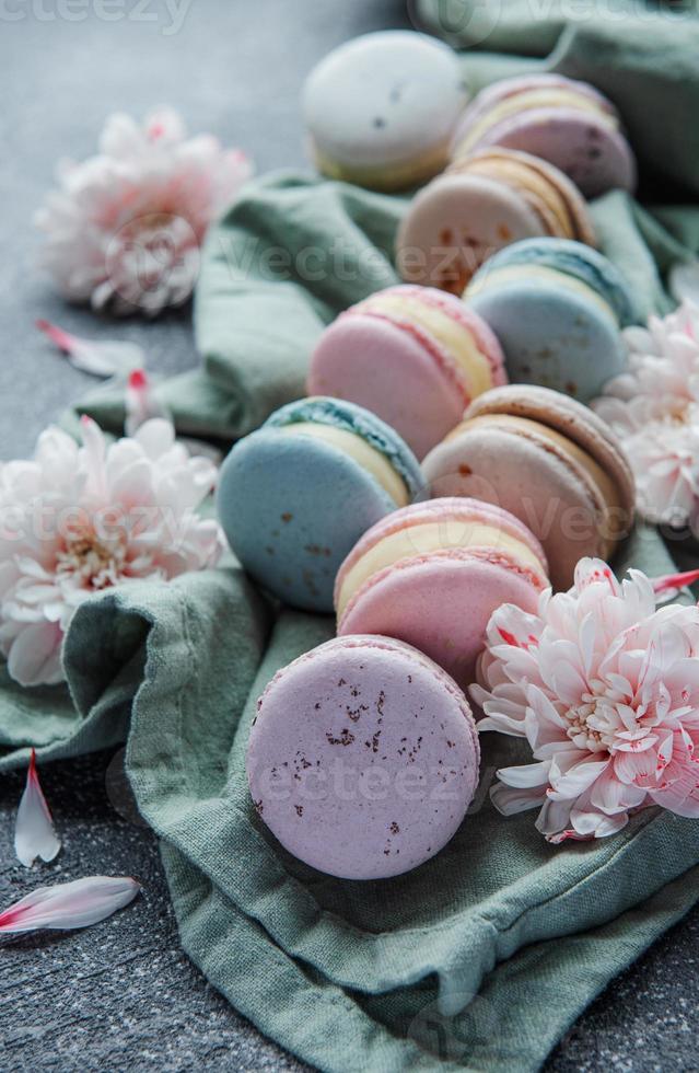 beaux macarons savoureux colorés sur fond de béton photo