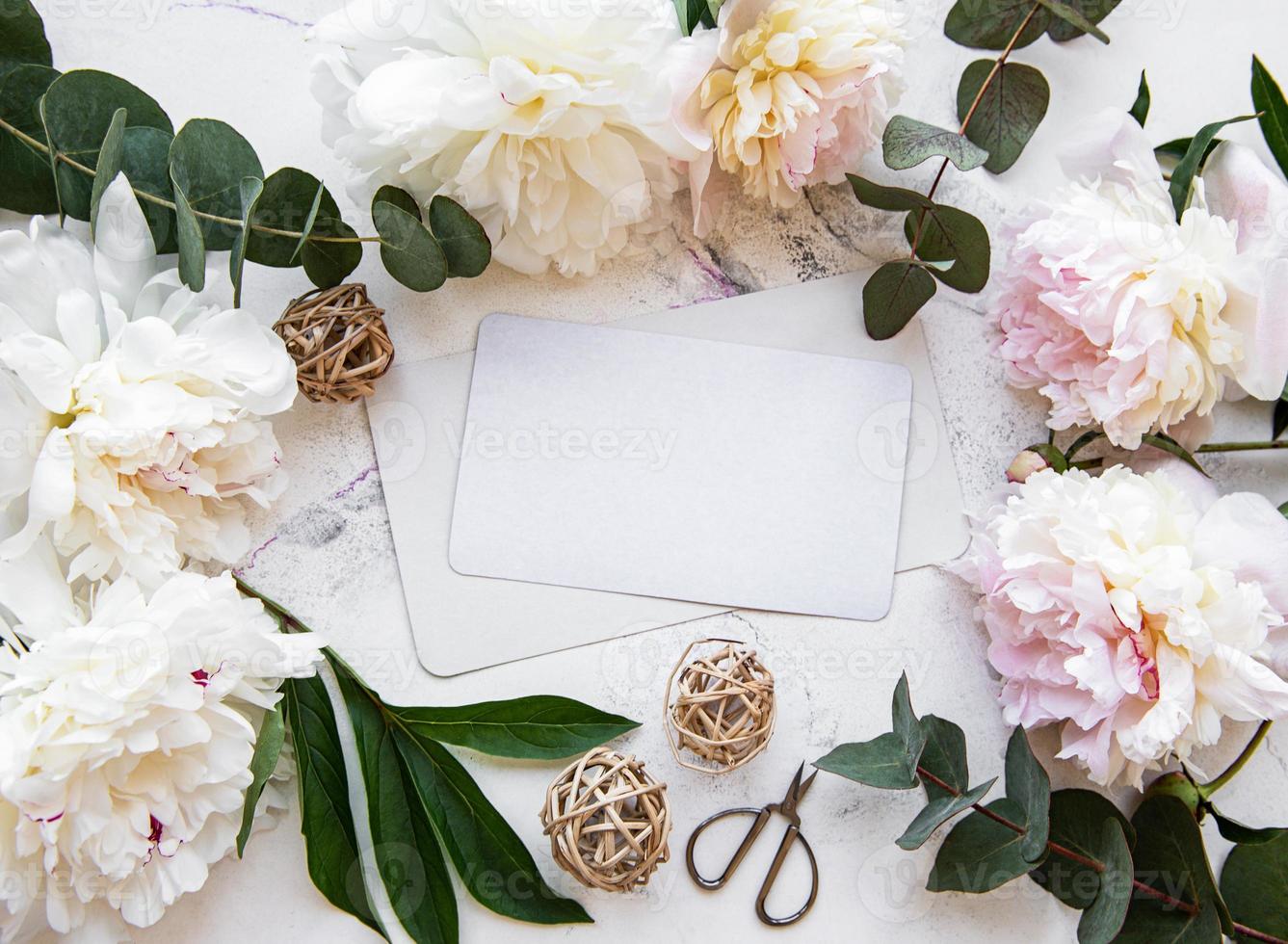 invitation de mariage avec des pivoines roses photo