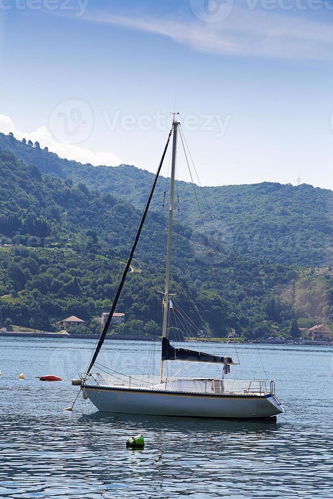 voilier dans la mer. photo