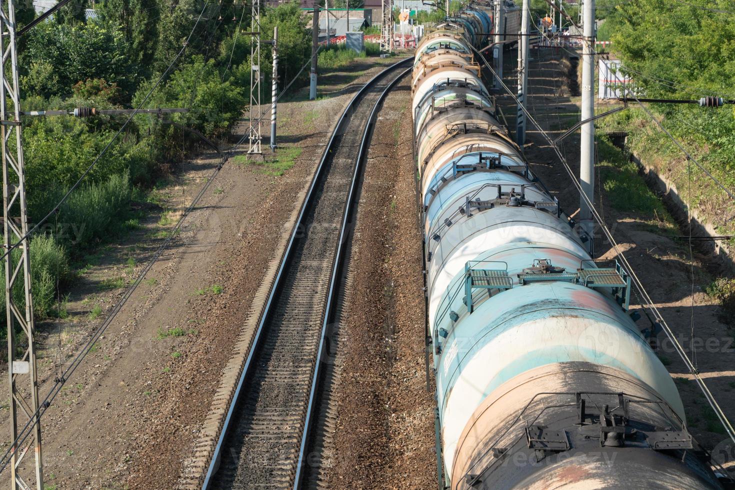 train avec wagons-citernes sur les voies ferrées, vue de dessus photo