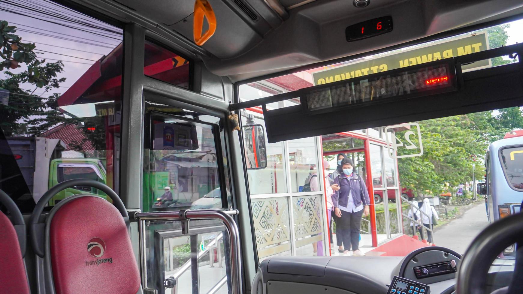 semarang, java central, indonésie, 2021 - les passagers entrent dans les transports en commun, le système de transport en commun rapide par bus photo