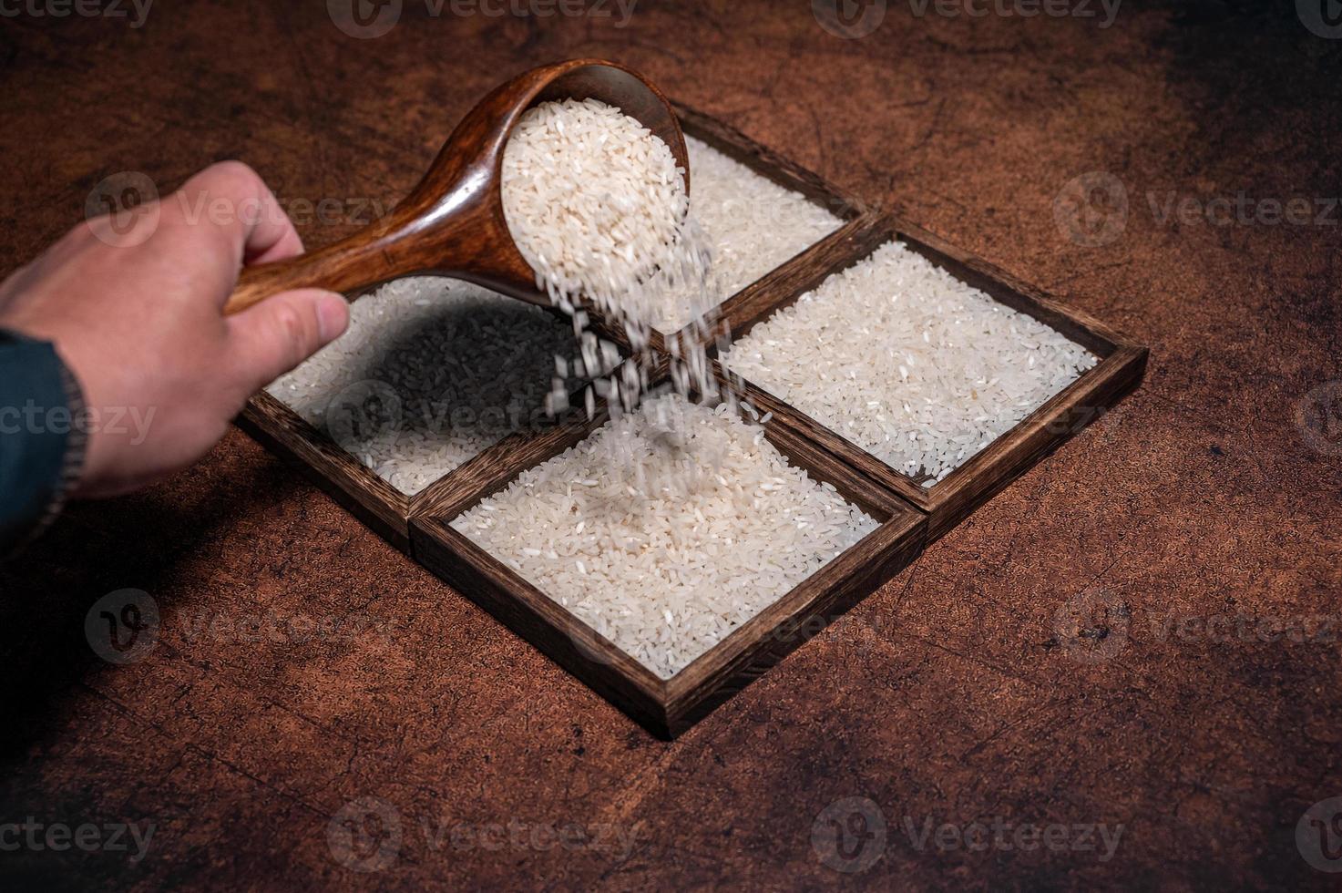 quelques récipients carrés de riz blanc dans le fond sombre photo