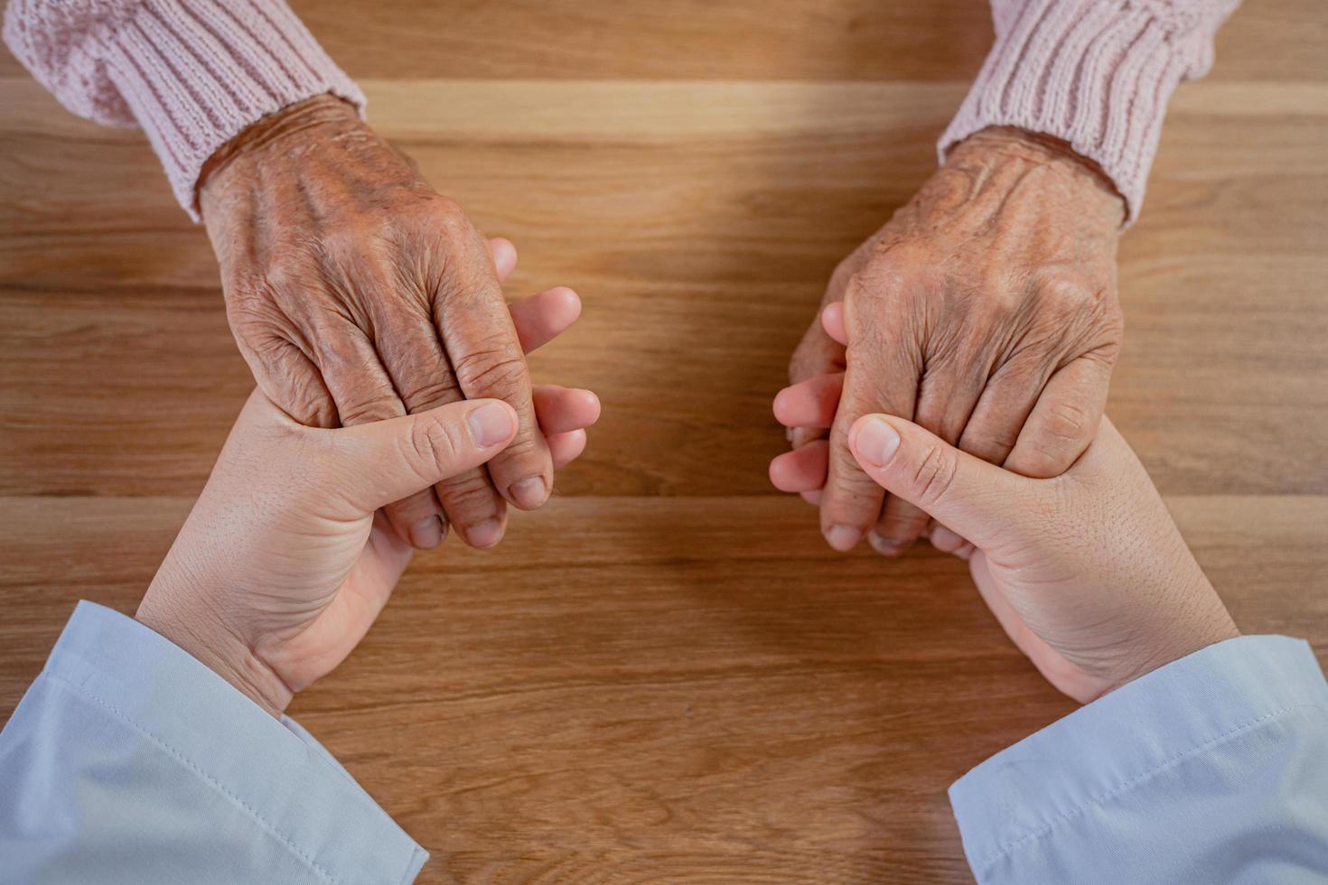 le médecin serra la main du patient en signe d'encouragement. photo