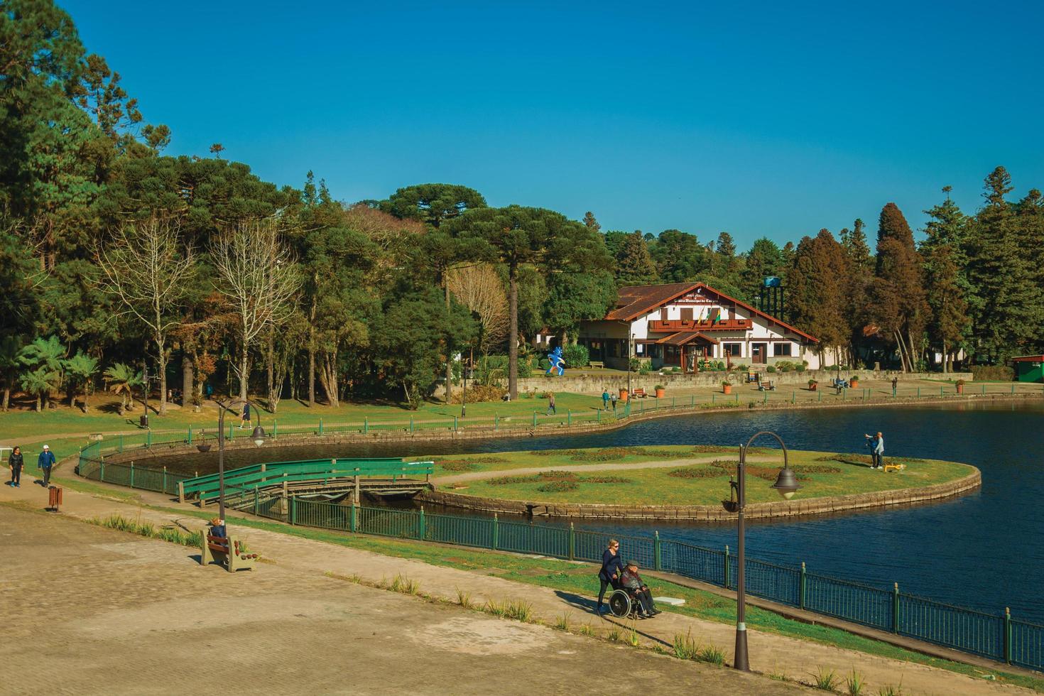 gramado, brésil - 21 juillet 2019. parc boisé avec le lac joaquina rita bier et vieille maison de style d'influence allemande à gramado. une jolie ville d'influence européenne très recherchée par les touristes. photo