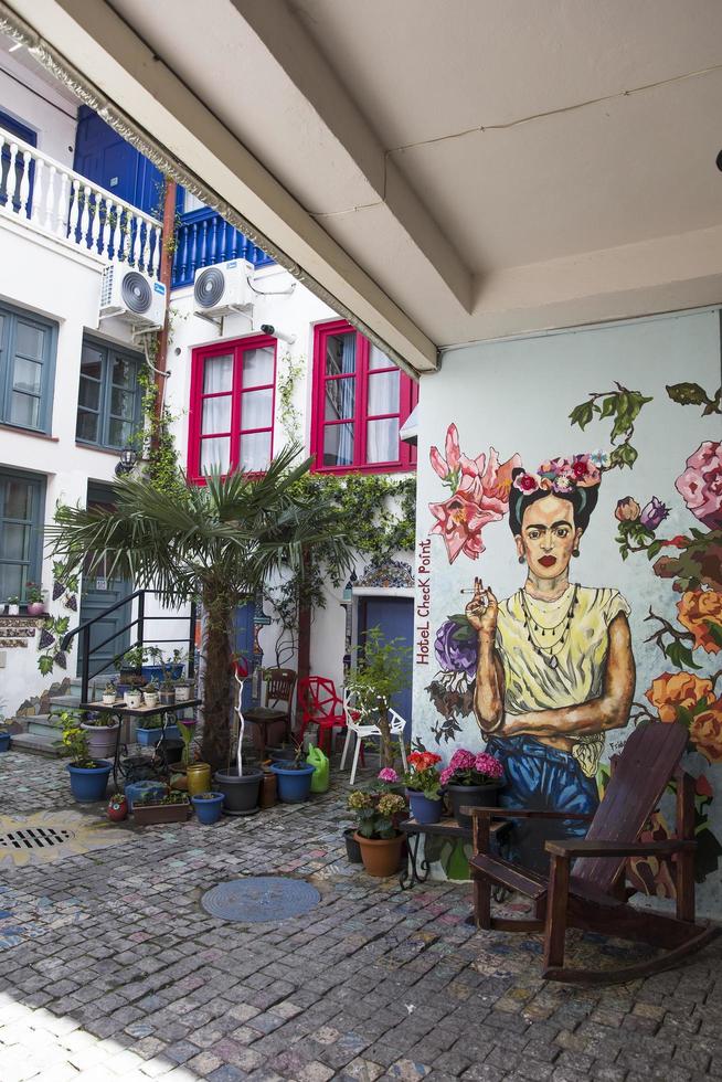 Tbilissi, Géorgie, 2019 - portrait de Frida Kahlo sur le mur de l'hôtel Check Point à Tbilissi, Géorgie. portrait du célèbre artiste mexicain a été réalisé par tako tsulaia en 2016. photo