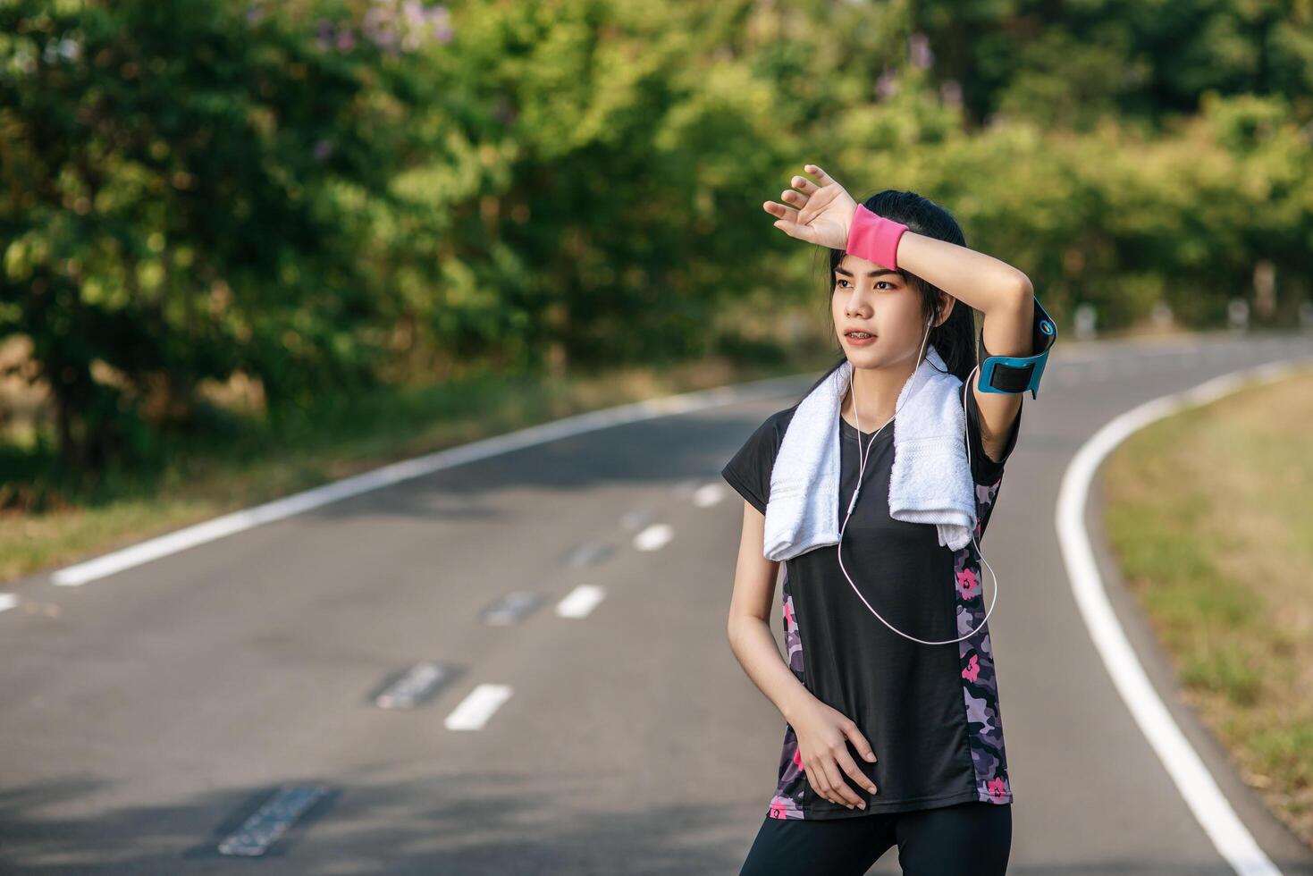 femme debout se détendre après l'exercice. photo