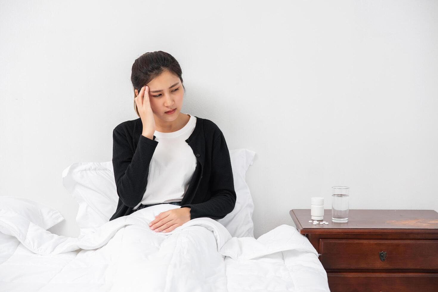 la malade avait mal à la tête et les mains touchaient sa tête sur le lit. photo