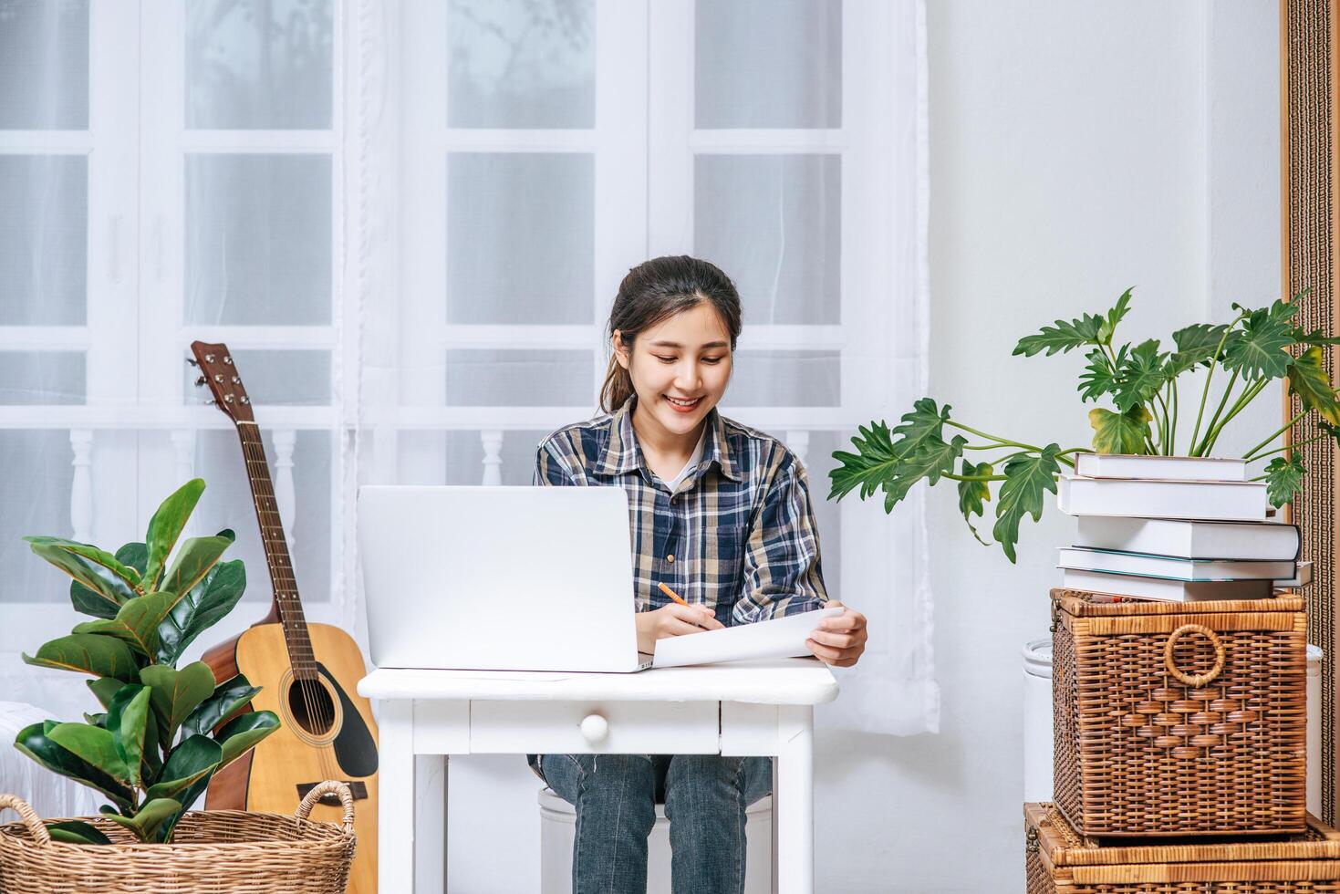 une femme assise joyeusement avec un ordinateur portable à la table photo