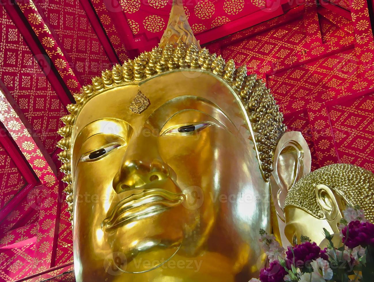 temple wat phanan choeng cette statue de bouddha très respectée est appelée luang pho thothai luang pho toby thaïlandais et sam pao kong chinois sam pao kongbychina. photo