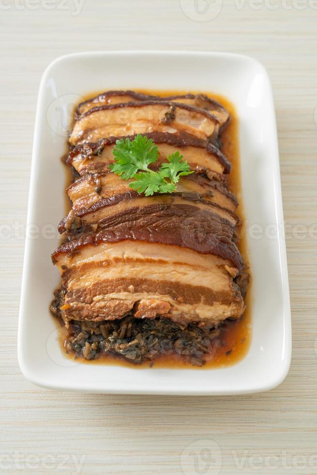 poitrine de porc à la vapeur avec des recettes de cubes de moutarde swatow ou mei cai kou rou photo