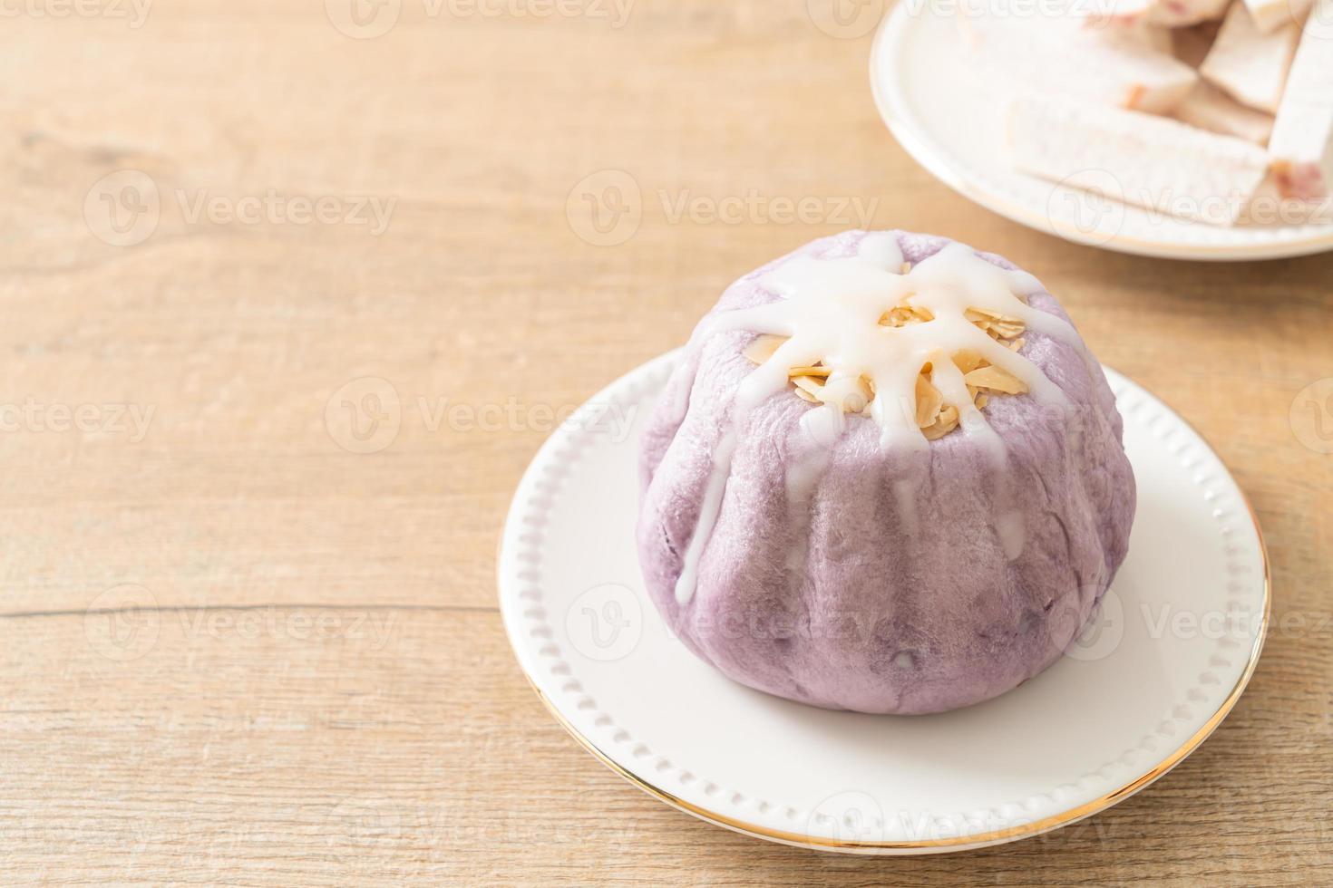 pain de taro avec crème au sucre blanc et noix photo