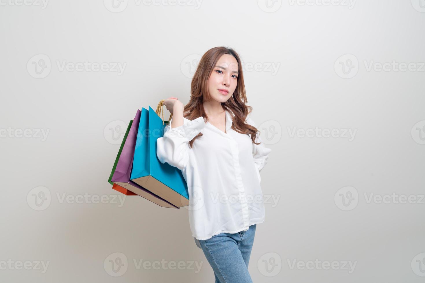 portrait belle femme asiatique tenant un sac à provisions photo