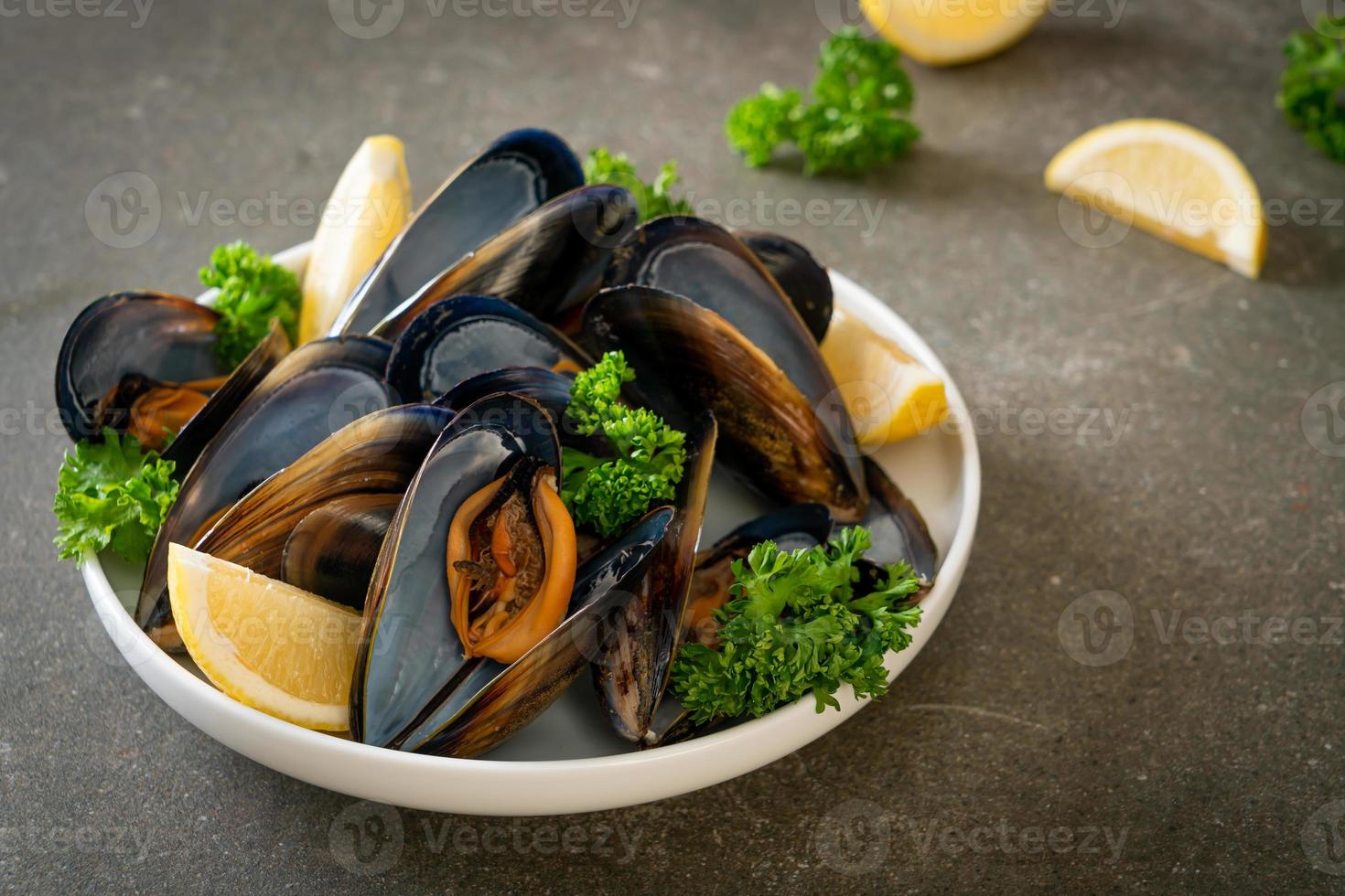 moules aux herbes dans un bol au citron photo