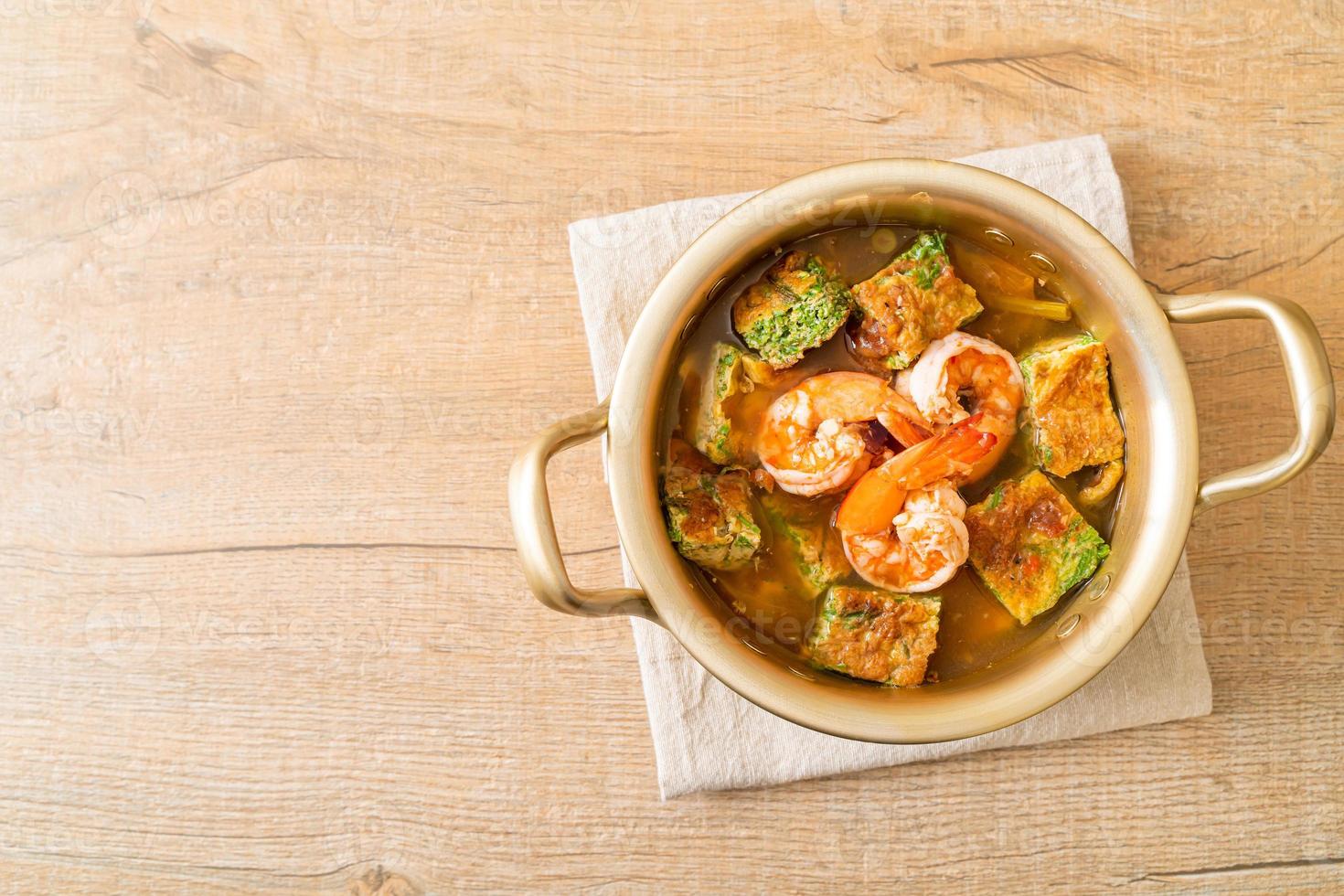 soupe aigre à base de pâte de tamarin aux crevettes et omelette aux légumes photo