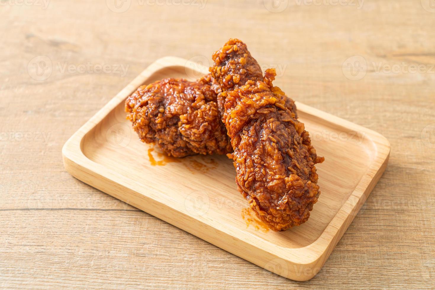 poulet frit avec sauce coréenne épicée photo