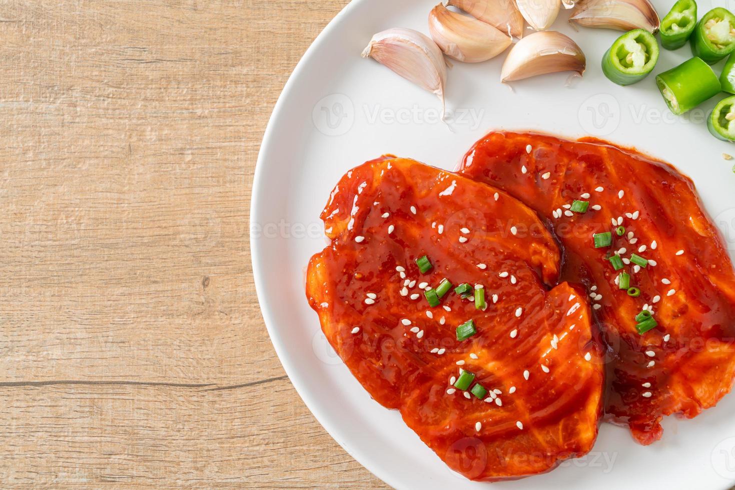 porc coréen mariné ou porc frais cru mariné avec pâte épicée coréenne photo