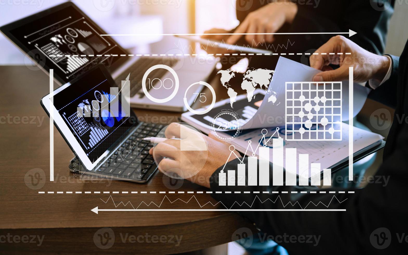 système de gestion de données avec concept d'analyse commerciale. les mains de l'équipe commerciale travaillant avec fournissent des informations sur les indicateurs de performance clés et l'analyse marketing sur le virtuel photo