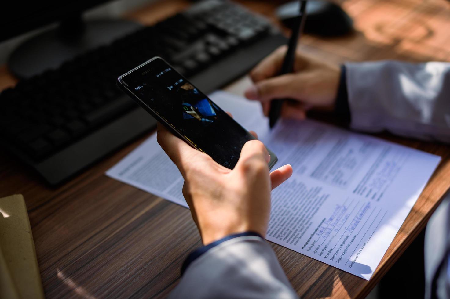 homme d'affaires lisant et écrivant des documents au travail photo