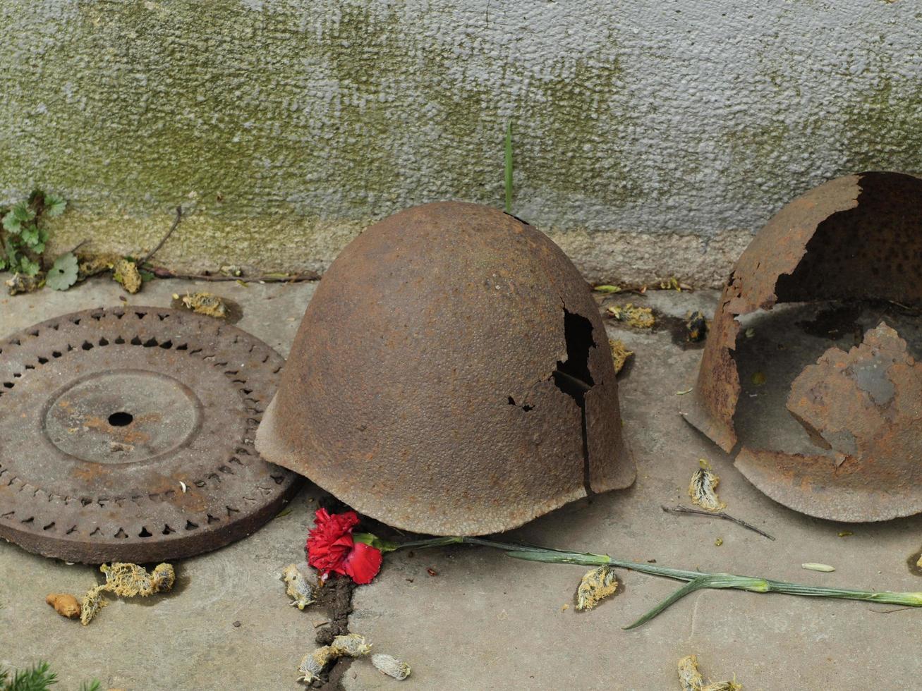 casques de fer de vieux soldats avec des trous photo