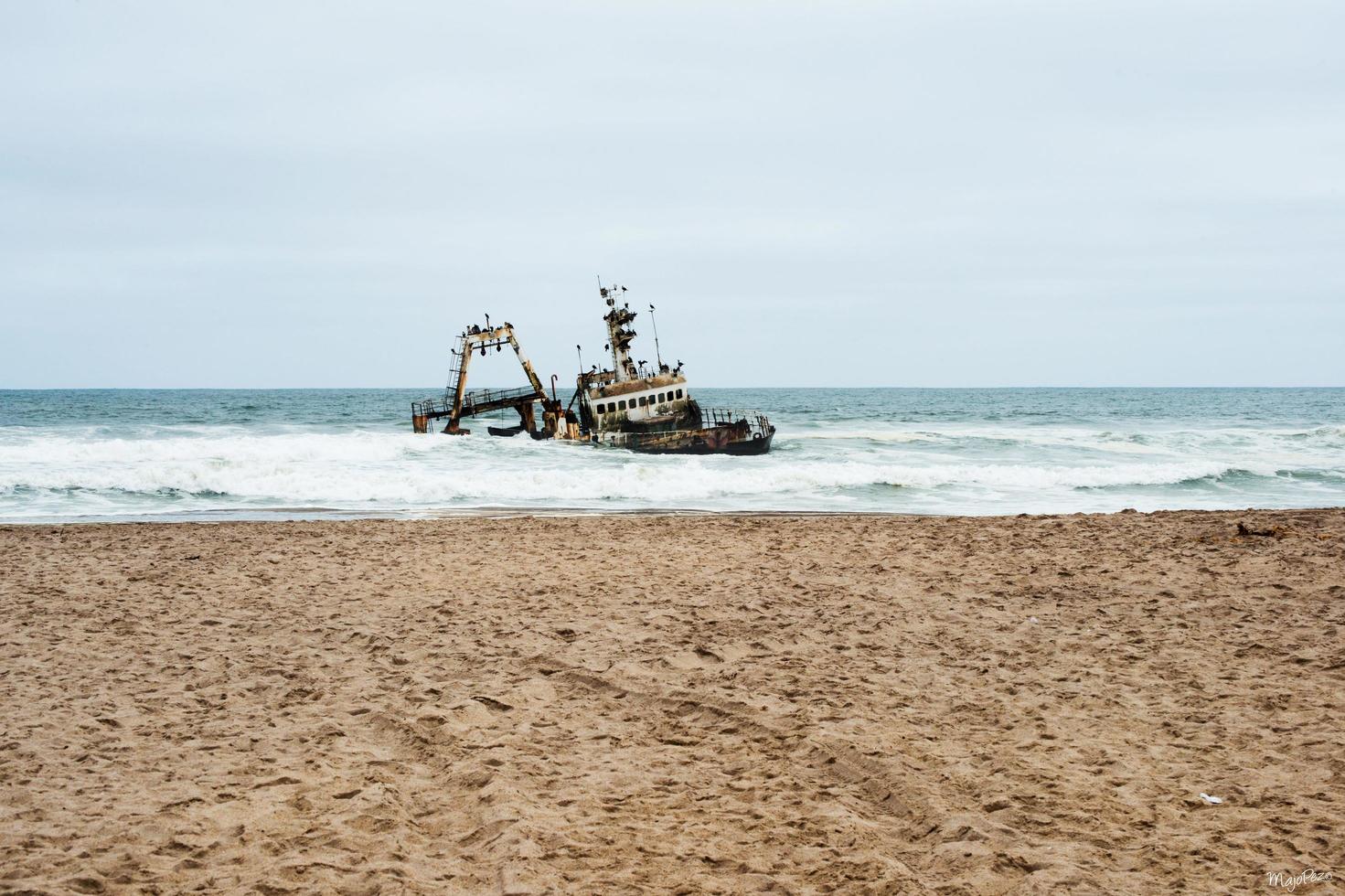 vieux navire échoué sur la côte squelettique namibienne. namibie photo