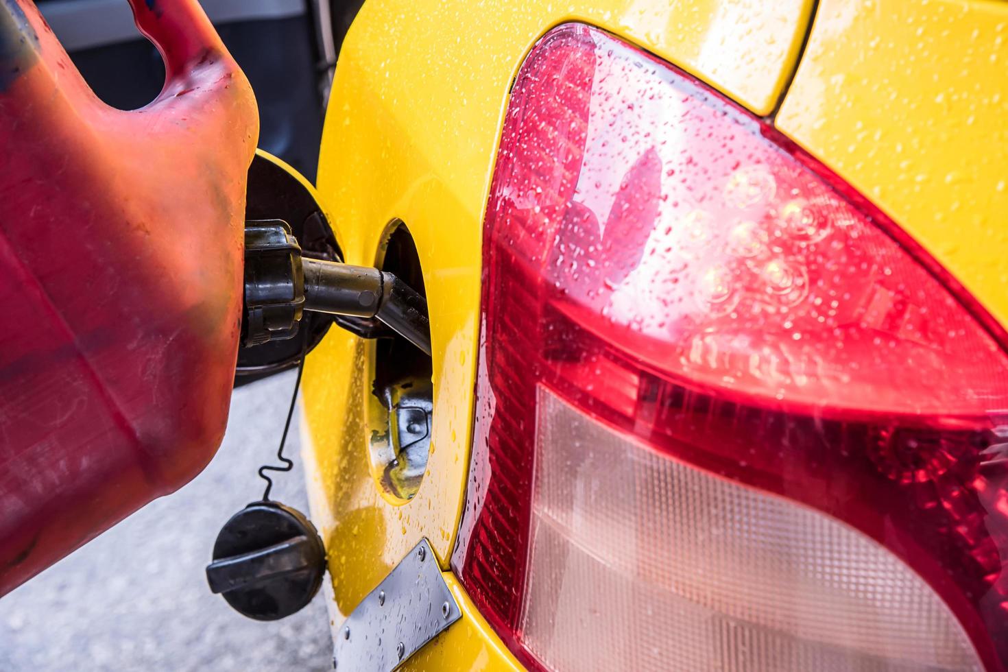 ravitaillement en carburant du véhicule d'urgence. photo