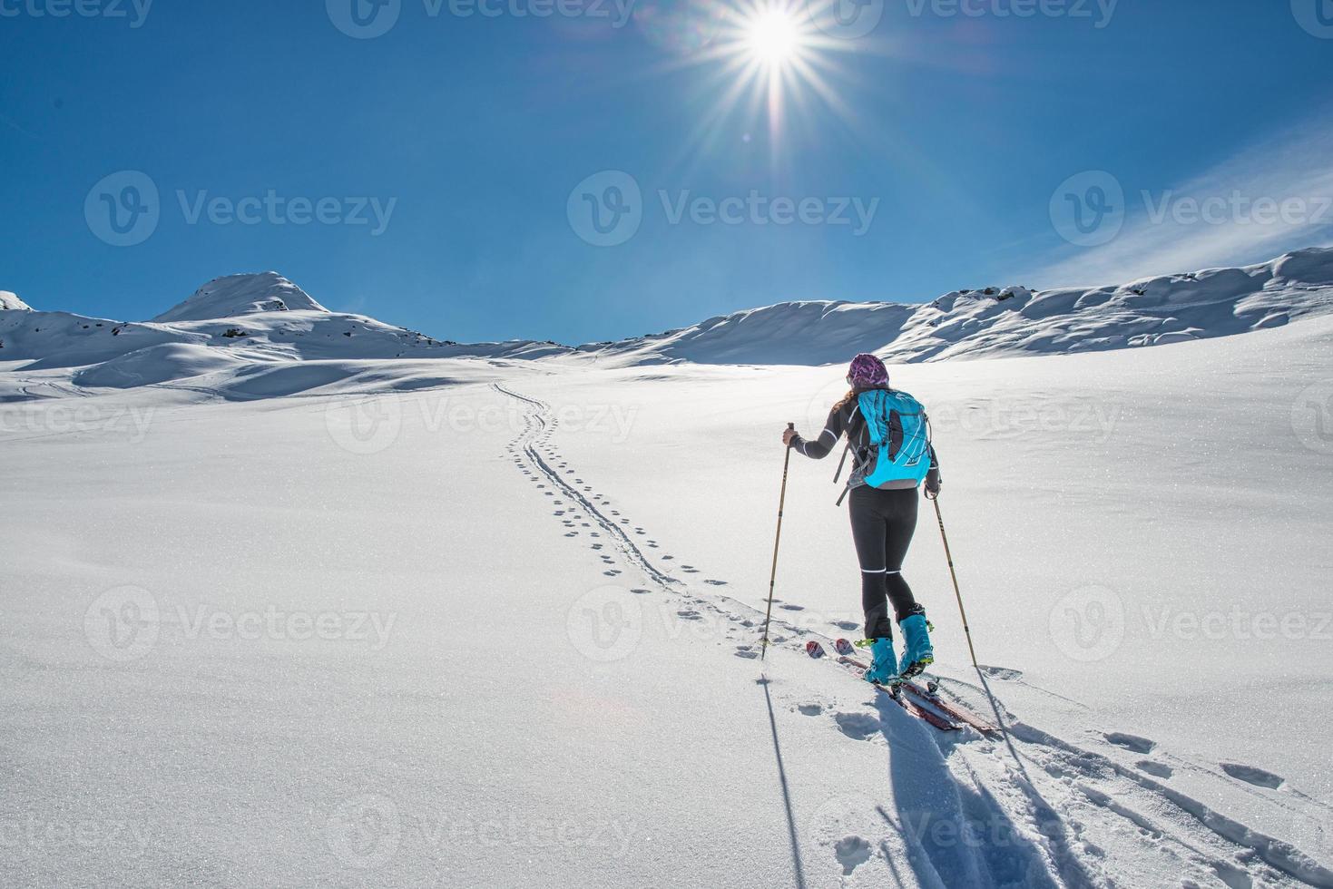 piste de ski de randonnée en montée avec une jupe qui la suit photo