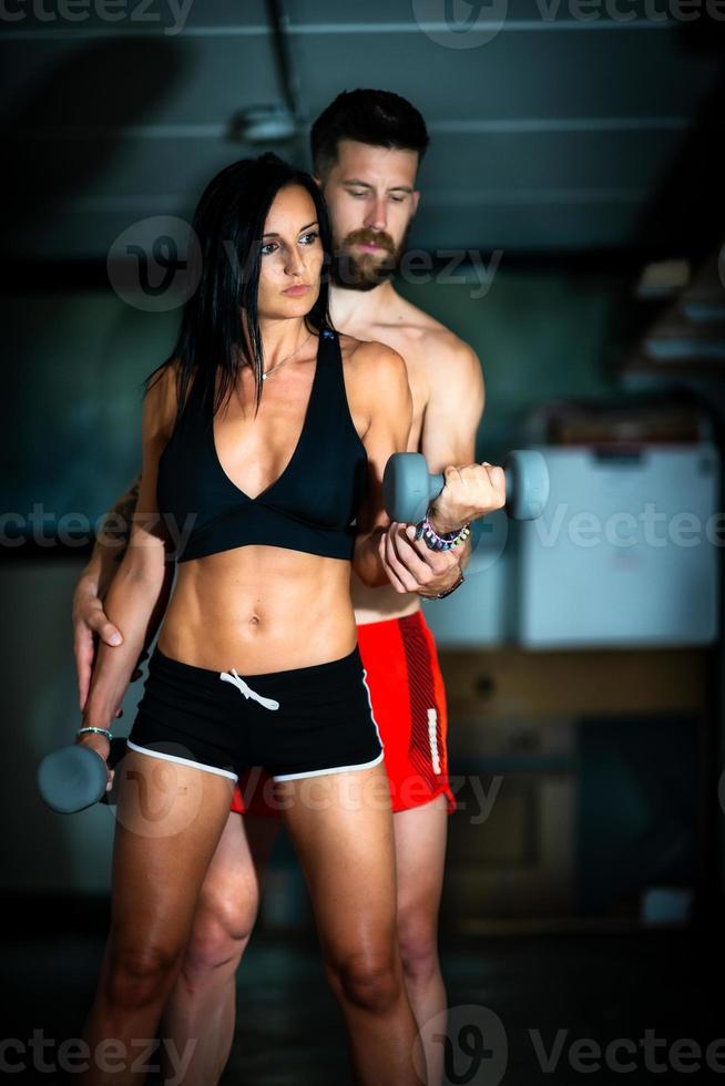 jeune femme sportive avec son entraîneur personnel photo