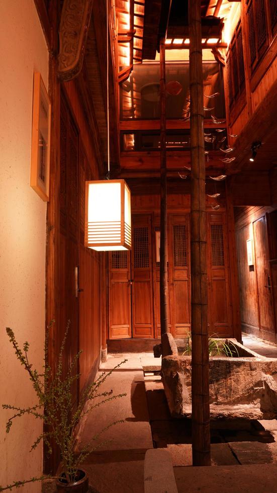 comté de wuyuan, province du jiangxi, chine, 2021 - la vieille et traditionnelle vue intérieure de la maison en bois chinoise avec les lumières allumées la nuit photo