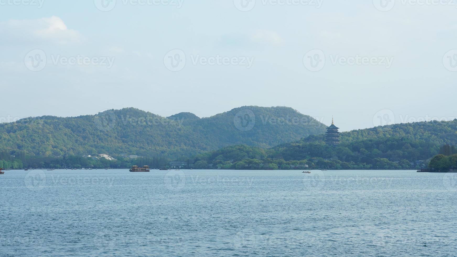 les magnifiques paysages lacustres de la ville de hangzhou en chine au printemps avec une ancienne tour de temple située sur la rive photo