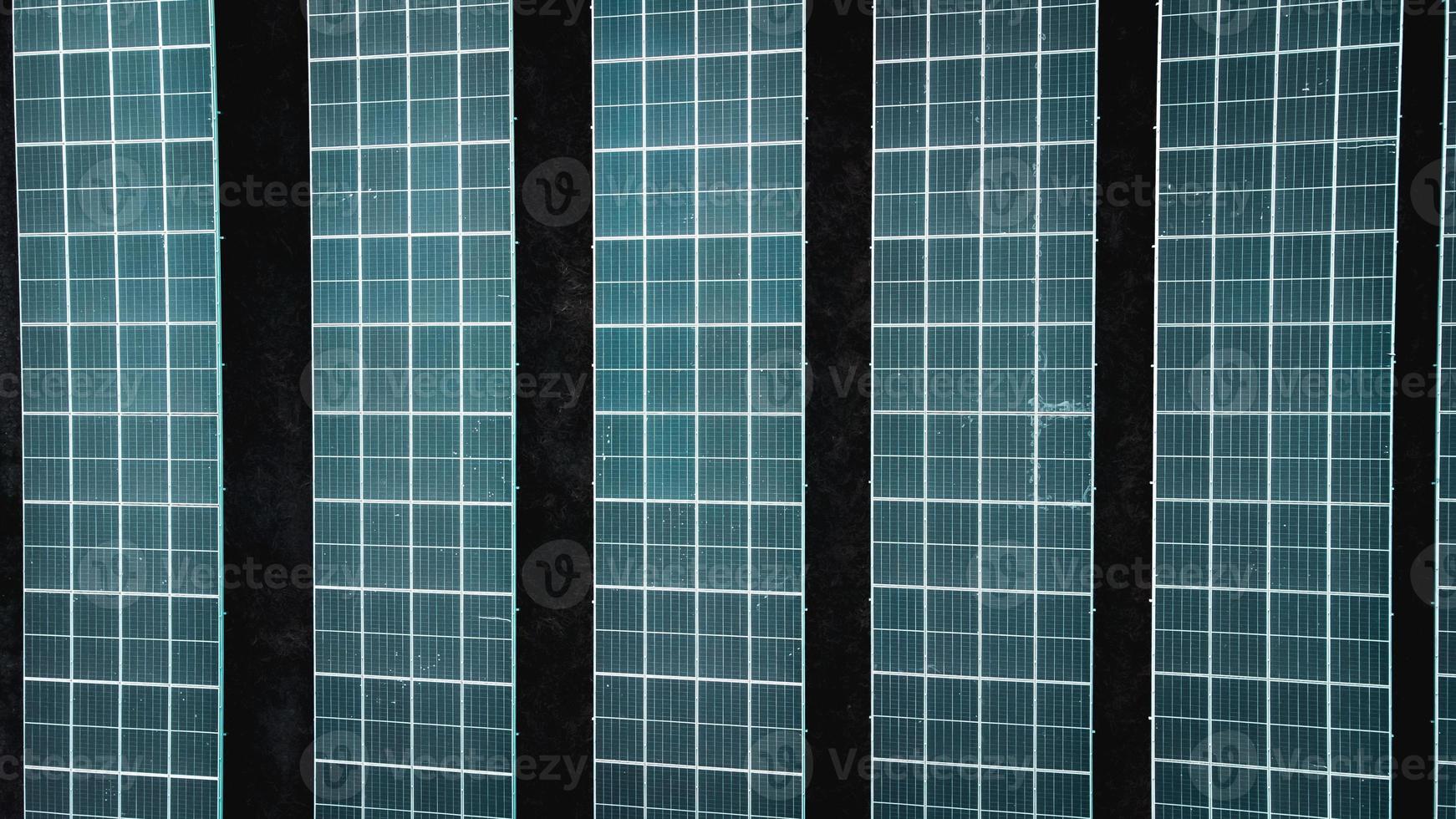 panneau de cellules solaires de la vue aérienne. photo paysage d'une ferme solaire produisant de l'énergie propre.